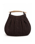 Bolso Sorea de rafia trenzada en color marrón chocolate con asa metálica dorada.