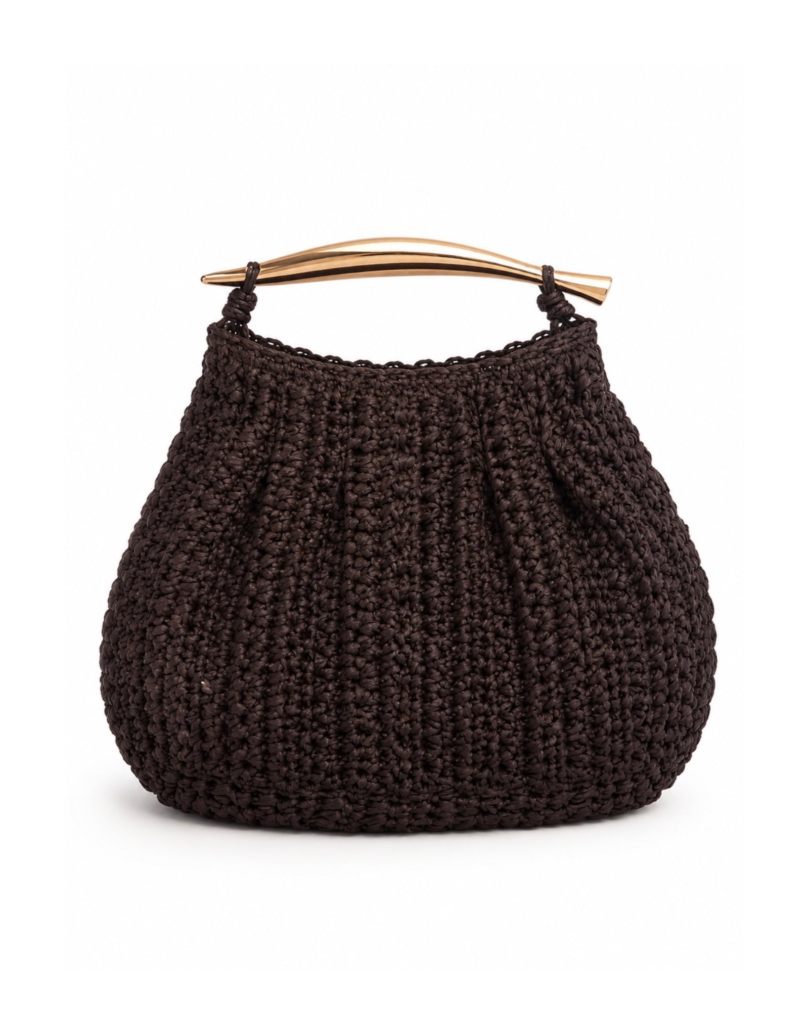 Bolso Sorea de rafia trenzada en color marrón chocolate con asa metálica dorada.