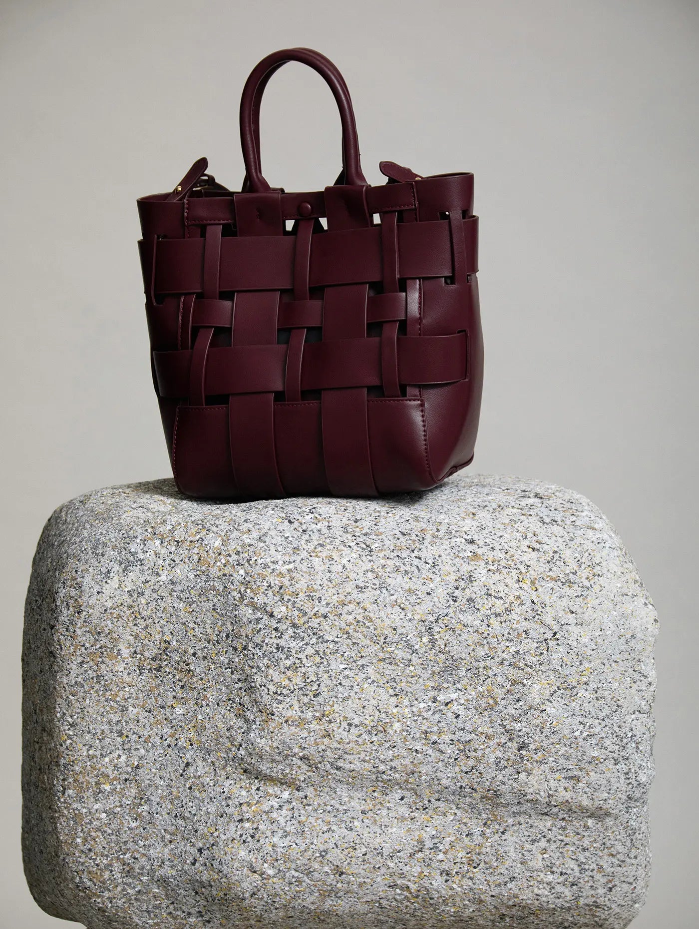 Bolso tote granate efecto cesta con bandolera y  en cotton grey