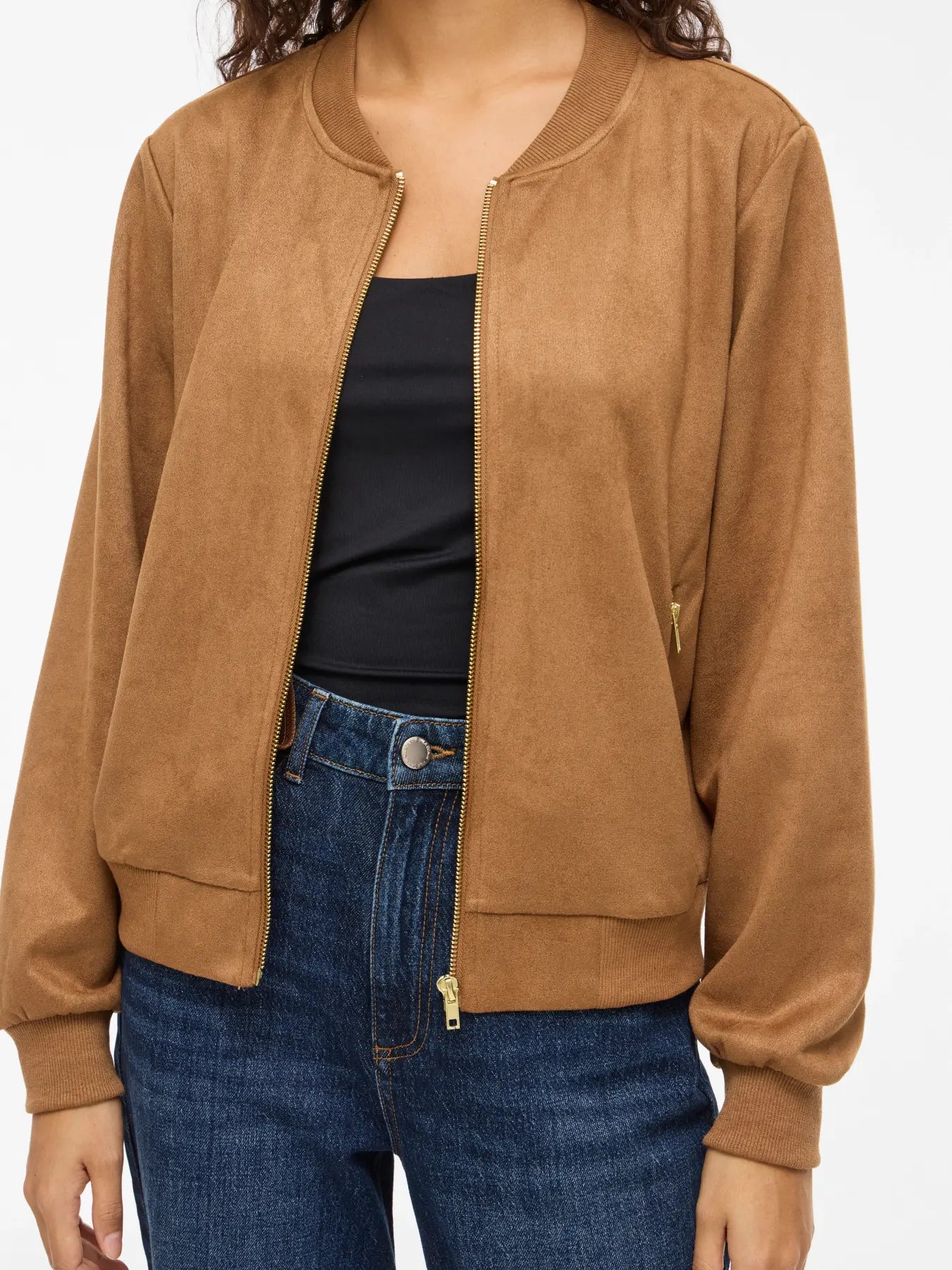Detalle cremallera dorada chaqueta bomber camel mujer