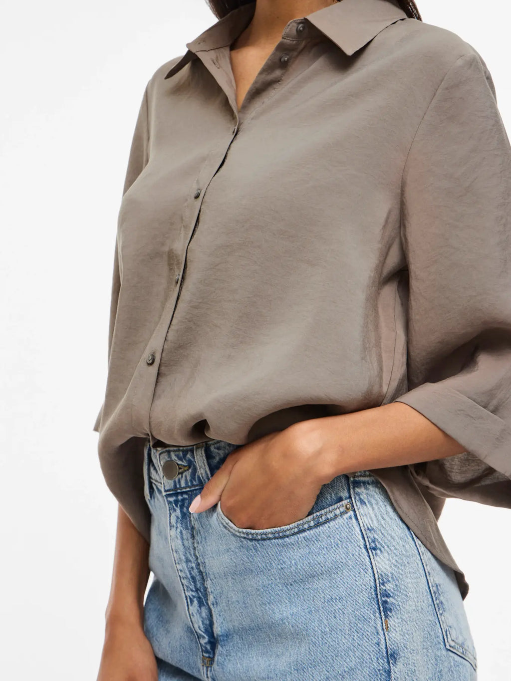 modelo con camisa oversize gris topo satinada manga francesa Vila 