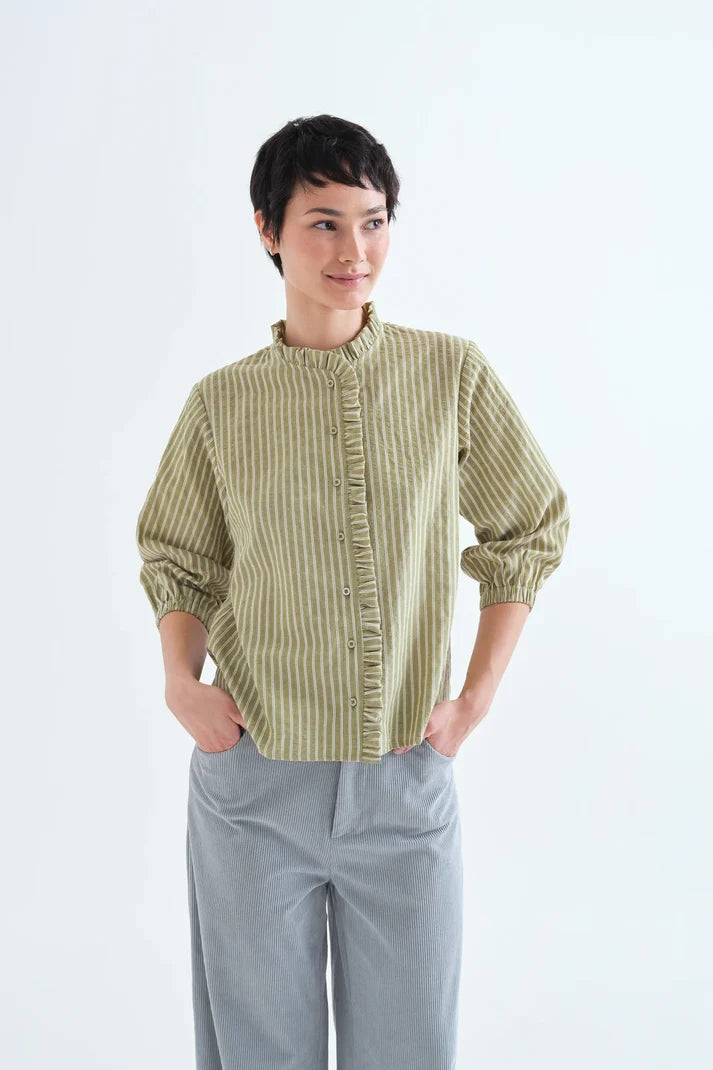 Camisa de rayas Compañía Fantástica con cierre frontal de botones y detalle de volantes frontales puño con goma