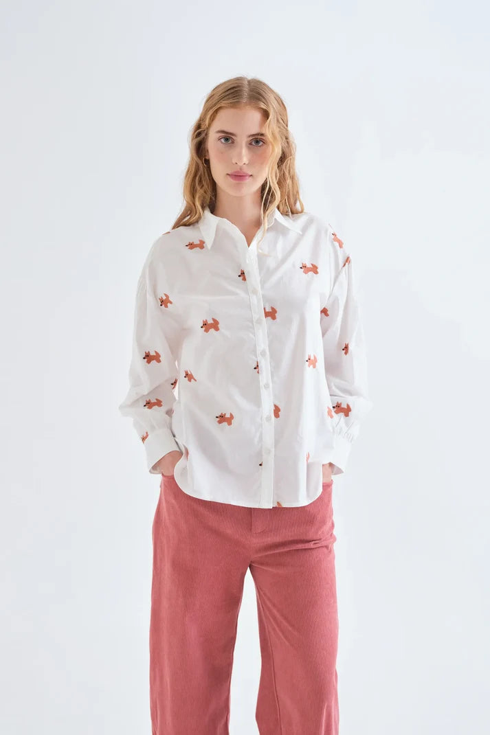Camisa blanca de mujer 100% algodón con pequeños zorritos bordados de Compañía Fantástica