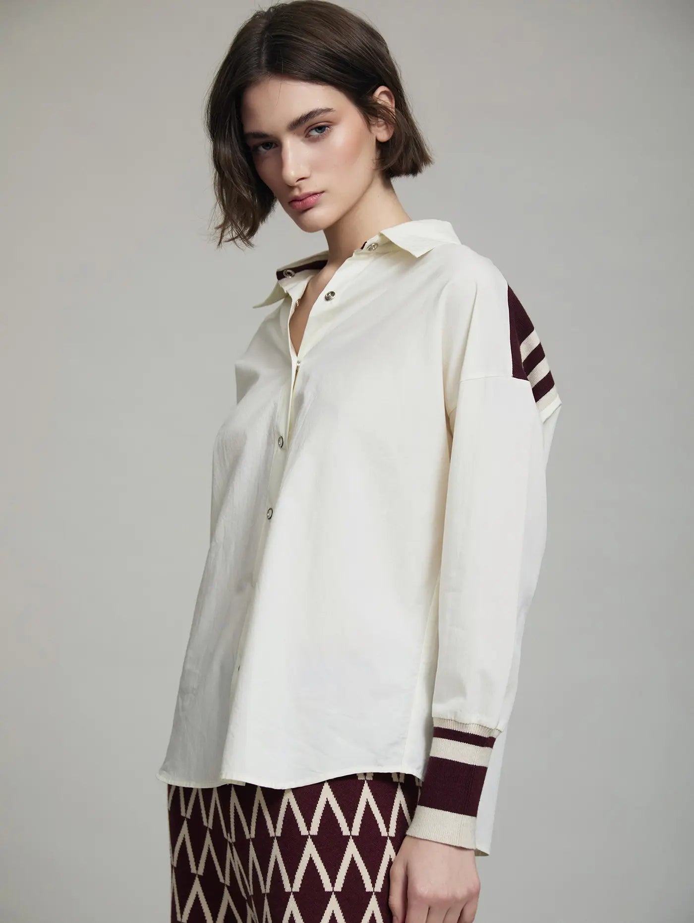 Camisa Conjunto Mazzoni SKATIE cruda con detalles de punto burdeos, cierre frontal corchete
