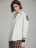 Camisa Conjunto Mazzoni SKATIE cruda con detalles de punto burdeos, cierre frontal corchete