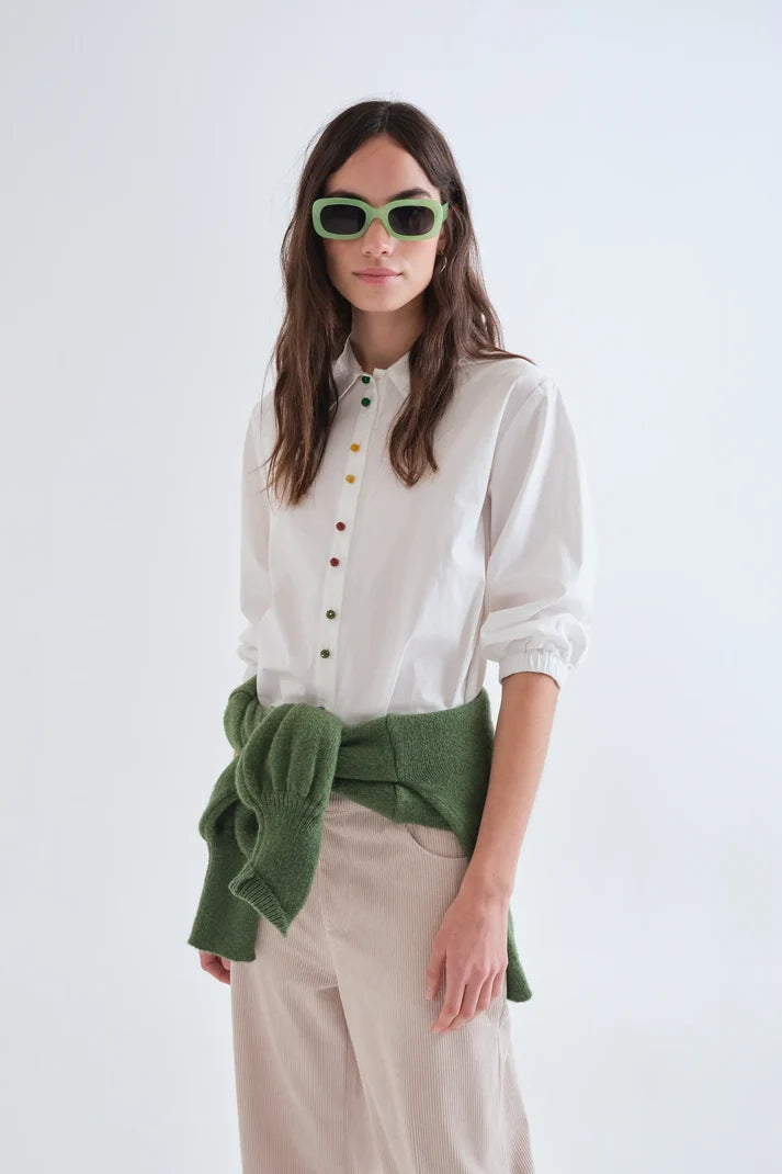 Camisa blanca con botones joya multicolor combinada en look de mujer