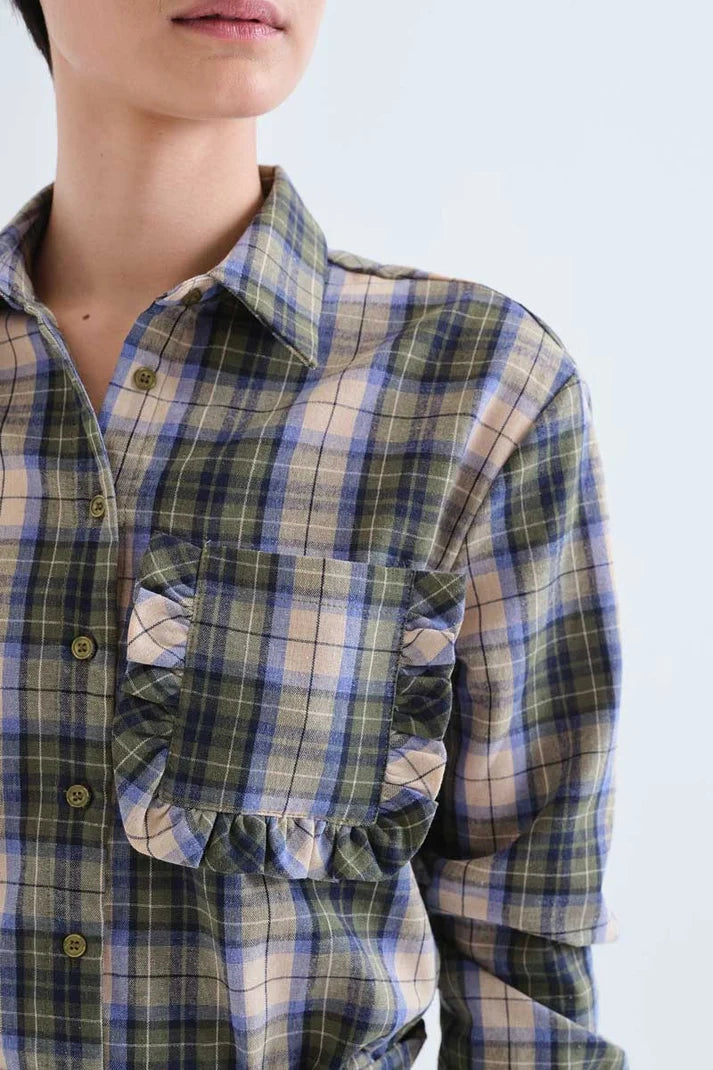 Detalle del bolsillo con volante de la Camisa Harriet de cuadros verdes