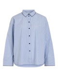 Camisa Lansa de VILA de rayas finas azules y blancas, corte amplio con hombros caídos, cuello camisero, botones negros y manga larga con puños