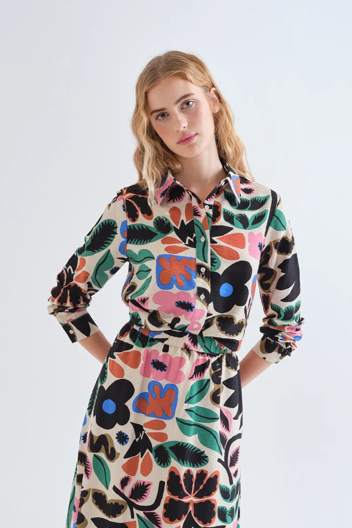 Camisa Neo Garden de Compañía Fantástica combinada en look de mujer