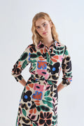 Camisa Neo Garden de Compañía Fantástica combinada en look de mujer