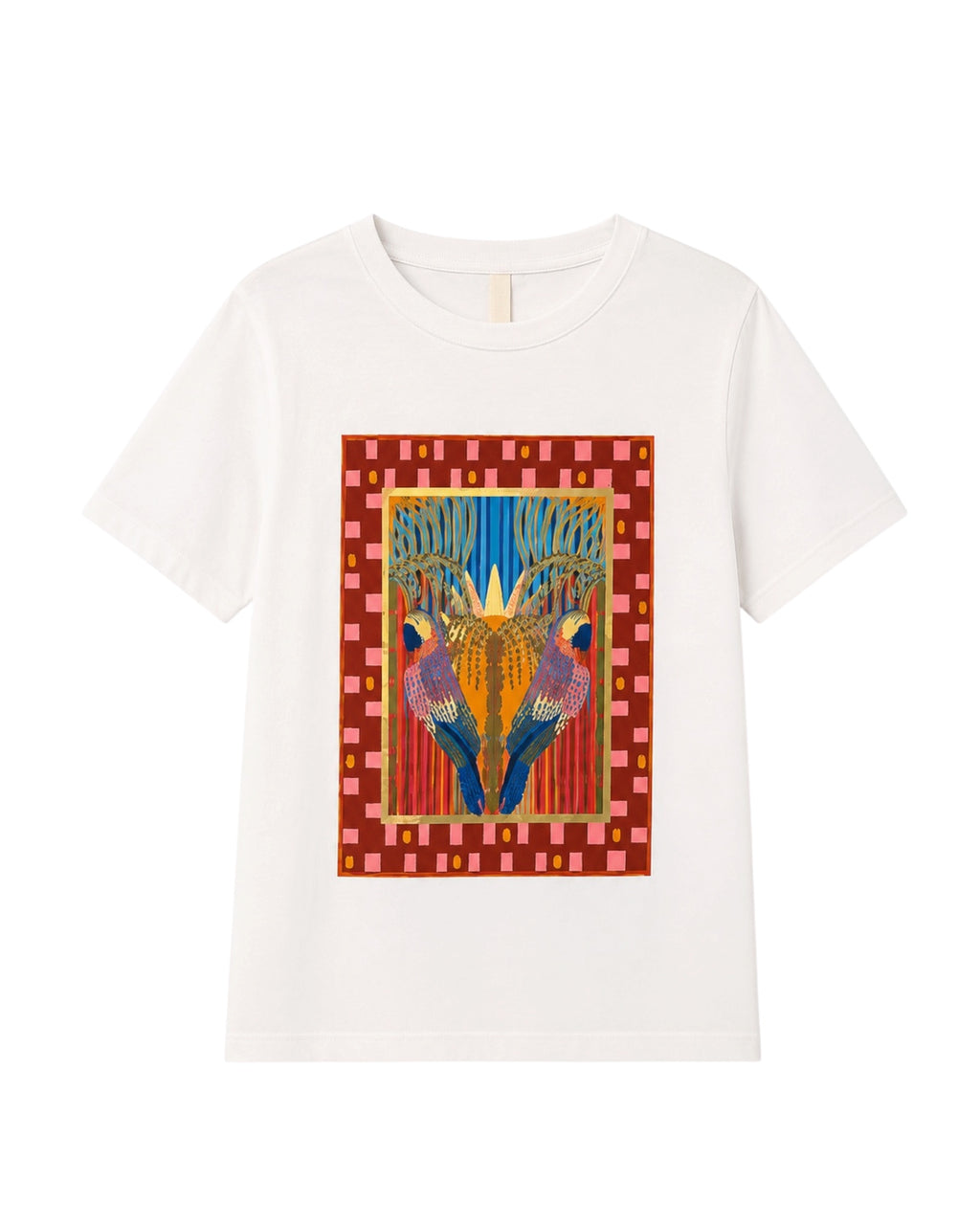 Camiseta blanca de mujer con ilustración de loros. tono granate