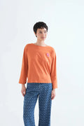 Camiseta naranja 100% algodón con parche de flor de Compañía Fantástica