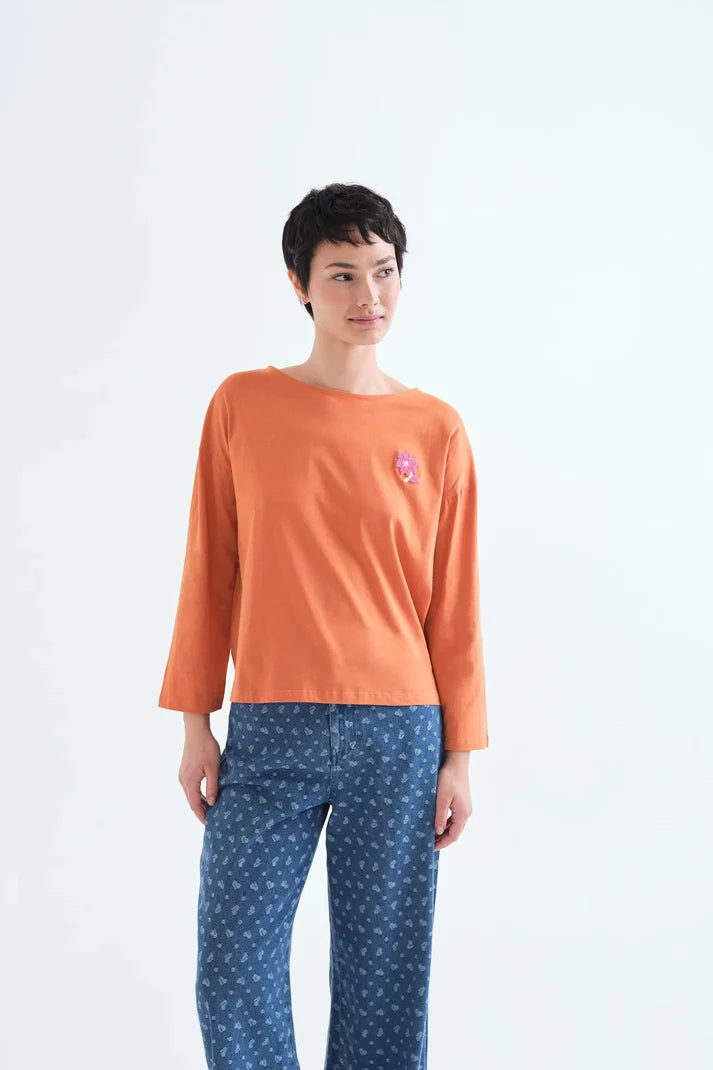 Camiseta naranja 100% algodón con parche de flor de Compañía Fantástica