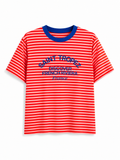 Camiseta Saint-Tropez de rayas coral con bordado azul y cuello azul marino.