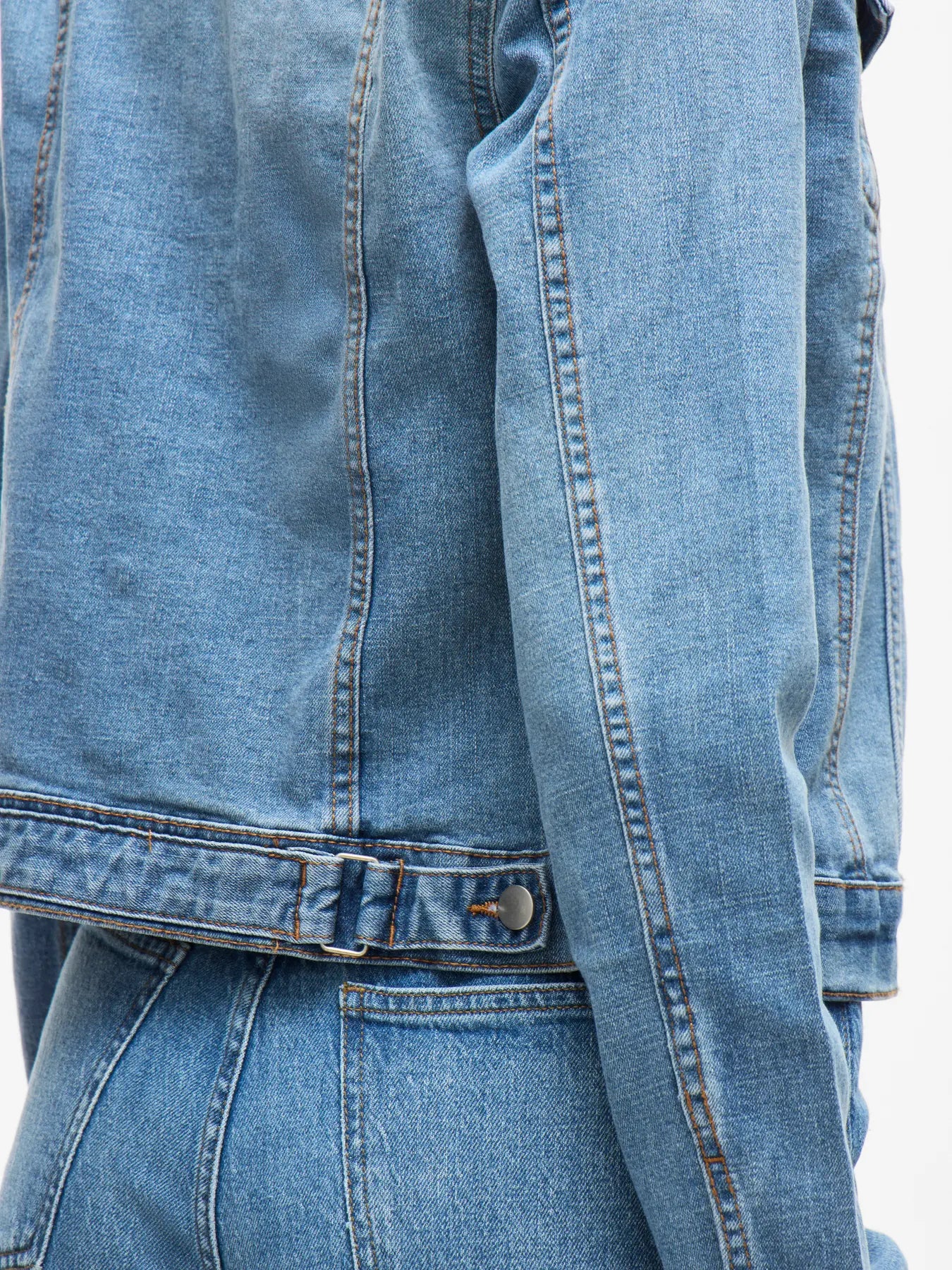 vista y detalle trasera de Cazadora denim clásica ajustada vila algodón nueva coleccion Vila cotton grey 