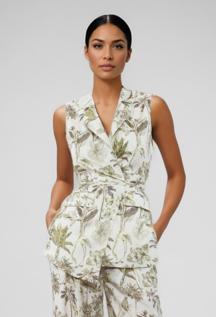 Chaleco estampado vegetal con escote cruzado y corte estructurado. Diseño de Goa Goa disponible en Cotton Grey.
