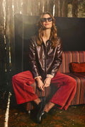 Chaqueta de efecto piel granate berenjena para mujer estilo retro sesentero con cuello camisero y botones - Lola Espeleta