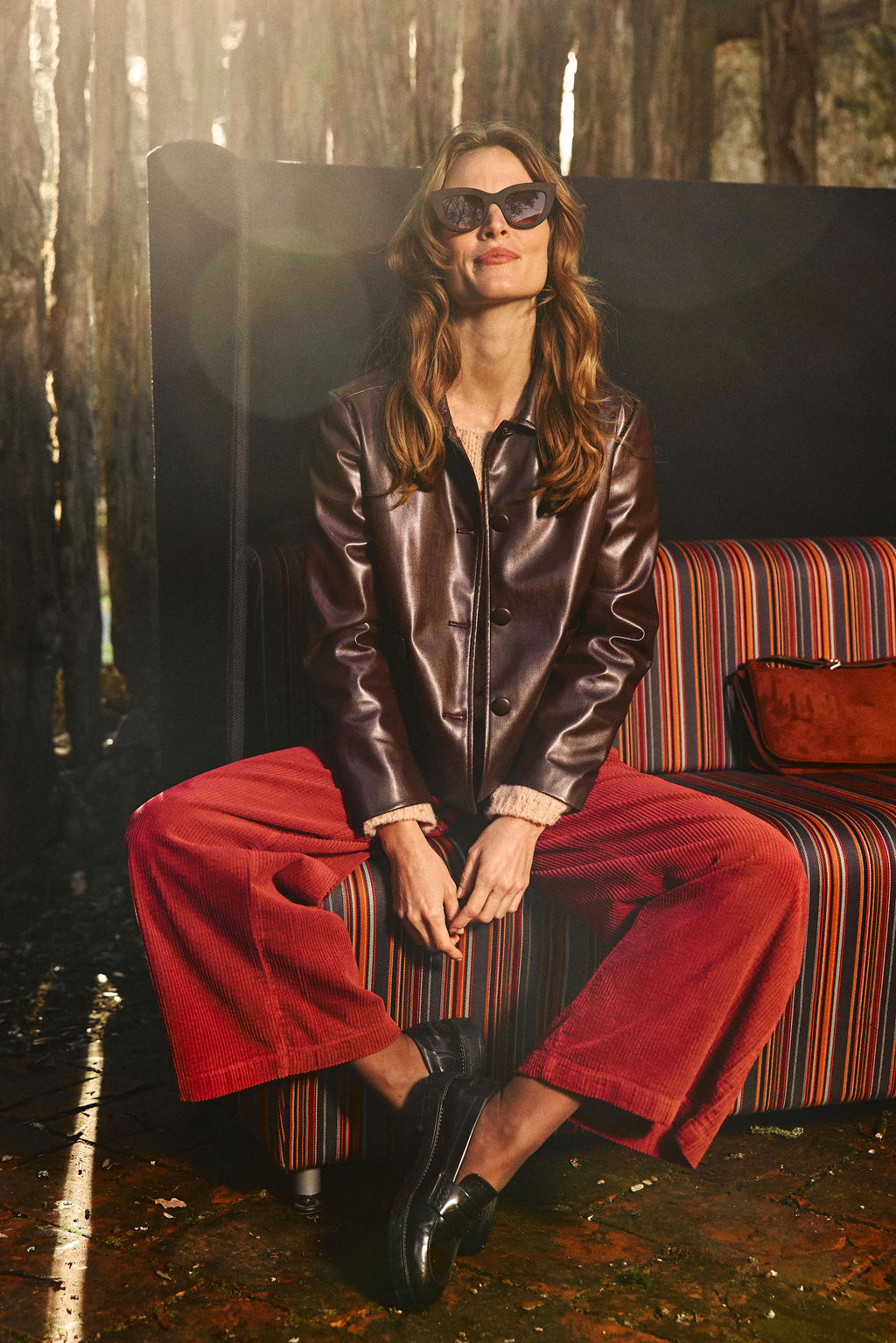 Chaqueta de efecto piel granate berenjena para mujer estilo retro sesentero con cuello camisero y botones - Lola Espeleta