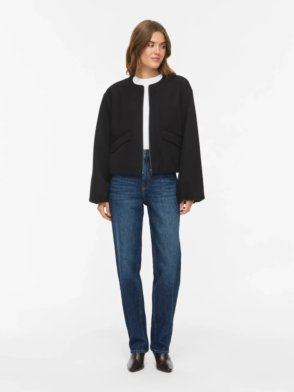 Modelo con chaqueta Adele de corte corto.