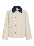 Chaqueta de campo beige para mujer con cuello camisero acolchado azul marino a contraste, cierre frontal de botones y bolsillos de parche con solapa