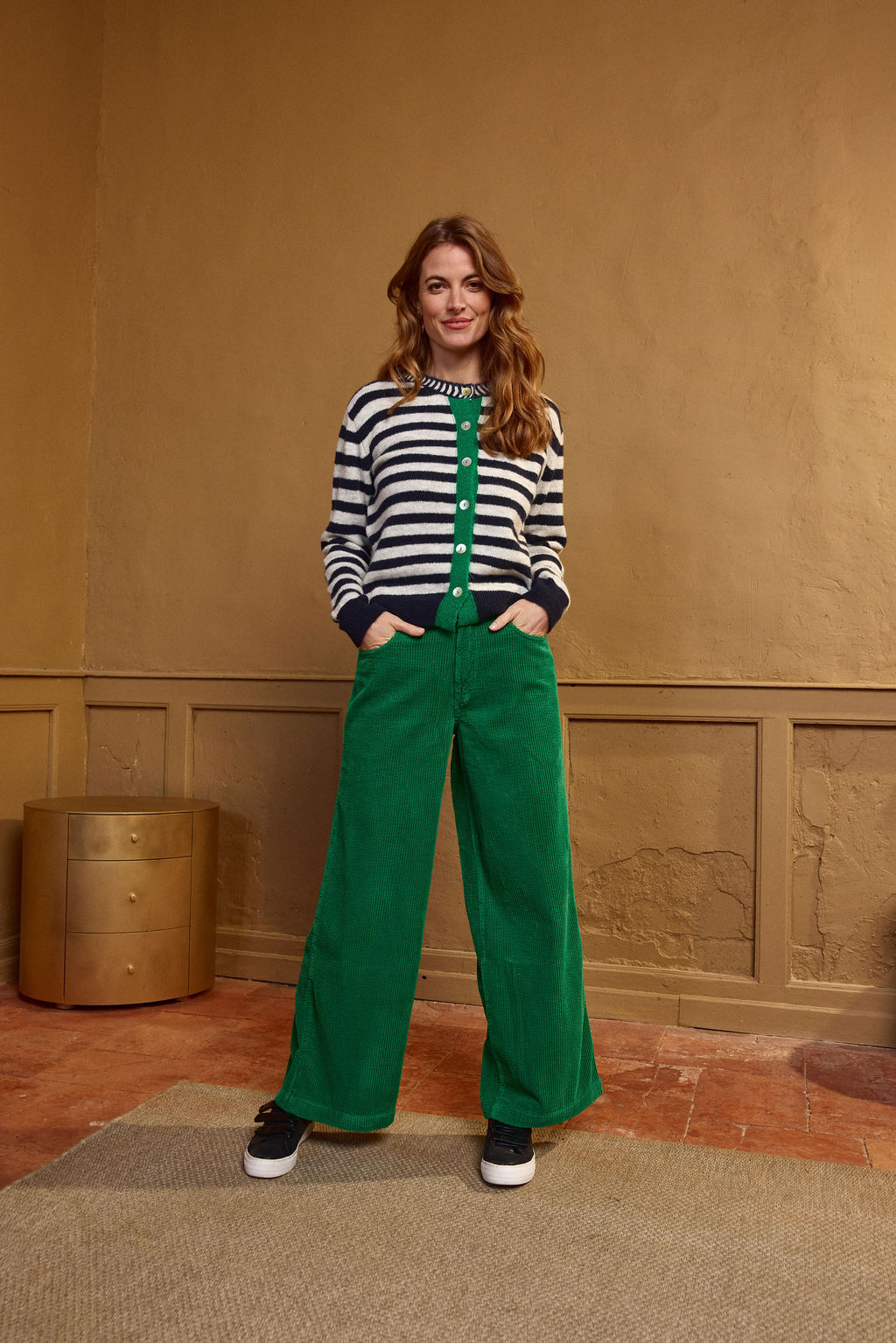 Chaqueta de punto de rayas Lola Espeleta azul marino y crudo con detalle verde, look completo de mujer