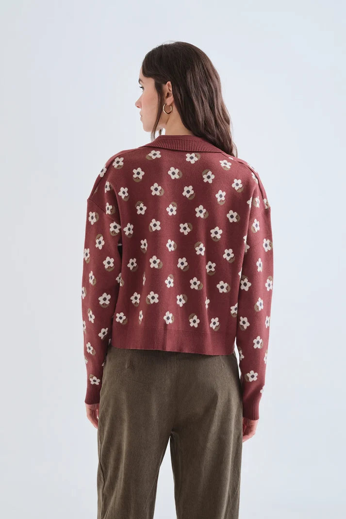 Cárdigan granate con estampado floral de Compañía Fantástica visto por detrás