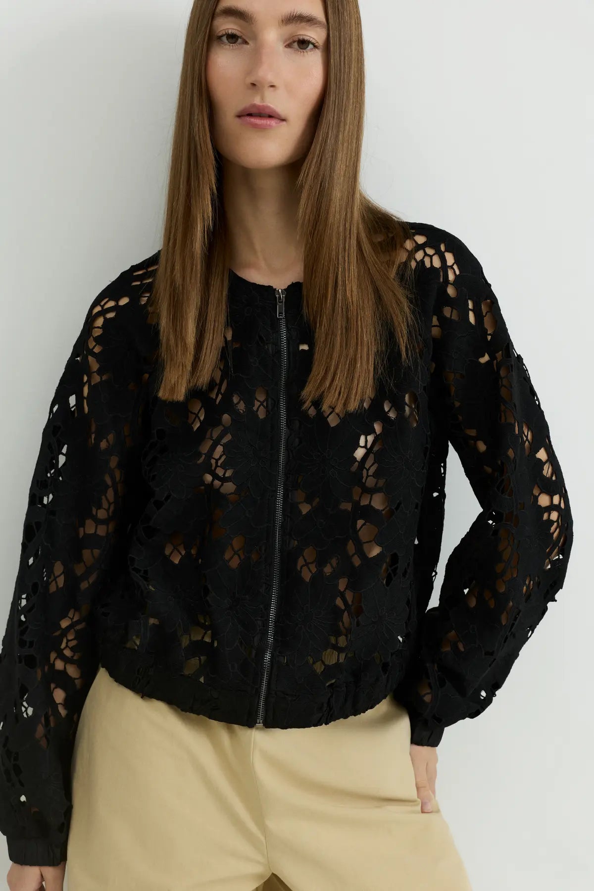 Chaqueta bomber guipur negro VILA encaje floral mujer
