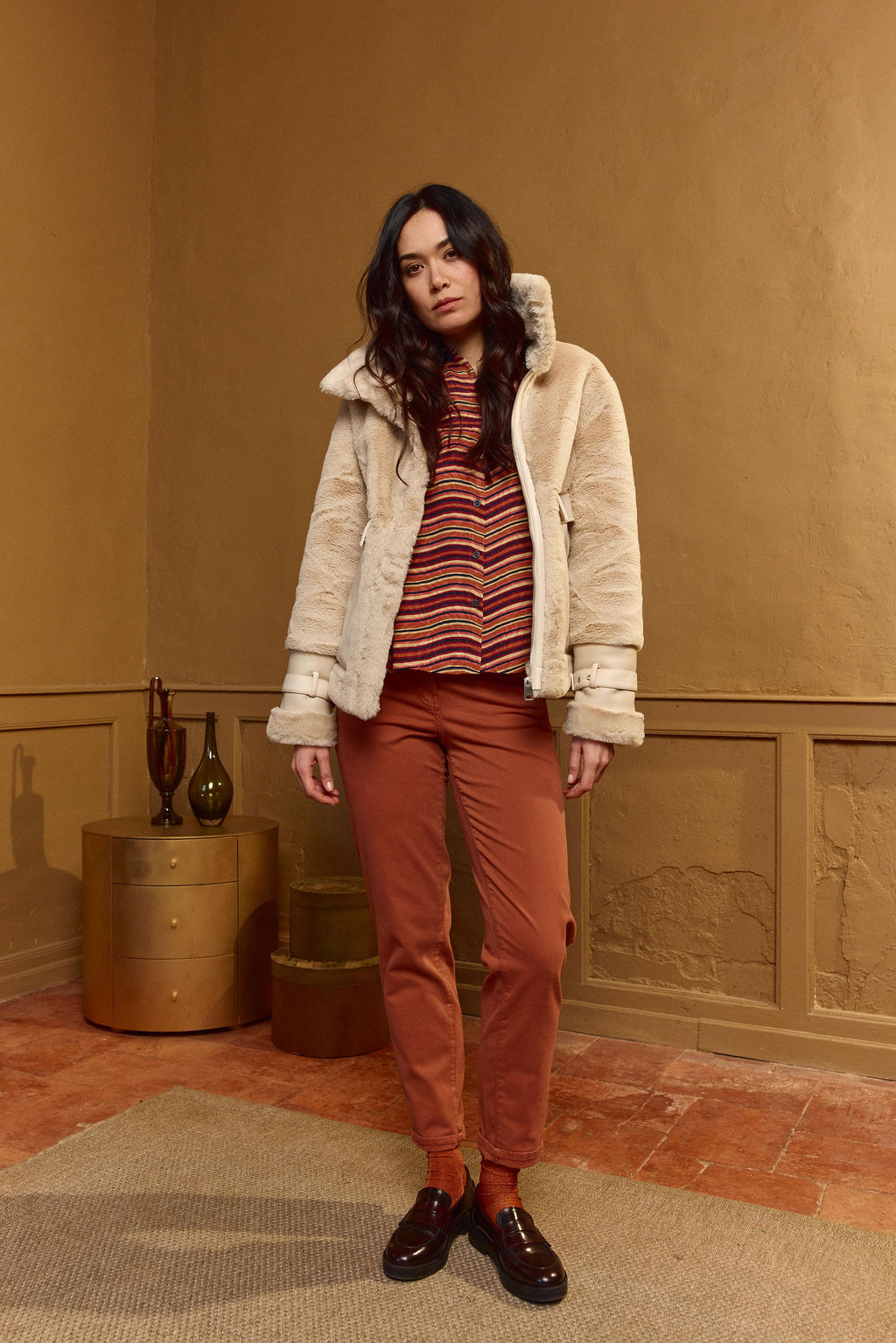 Chaqueta Dakota Lola Espeleta de pelo sintético color crema con cuello amplio y detalles efecto piel