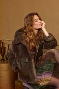 Chaqueta Dakota Lola Espeleta de pelo sintético marrón chocolate con cuello amplio y detalles efecto piel
