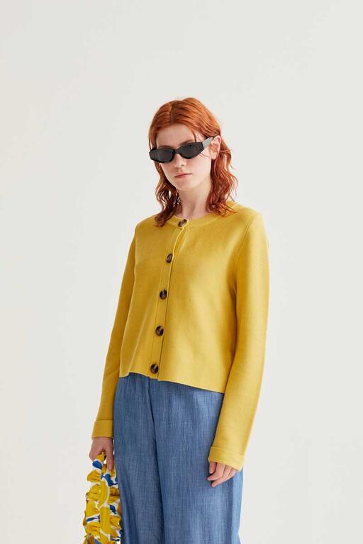 Cardigan amarillo punto fino botones look compañia fantástica en cotton grey
