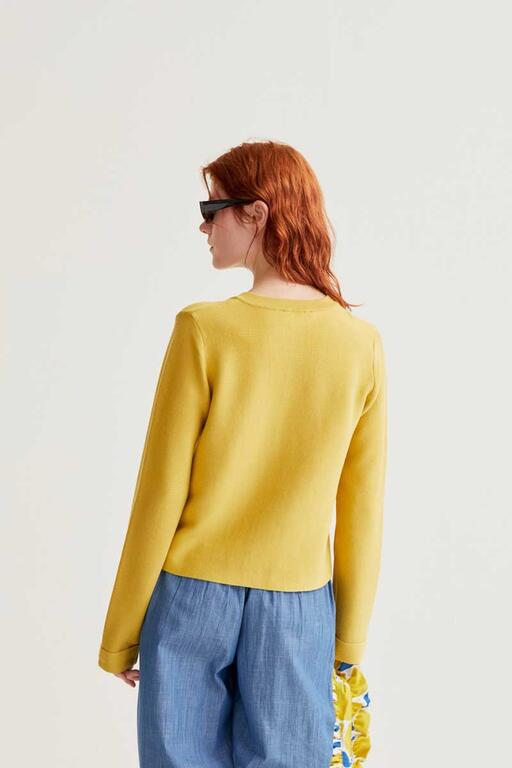 Cardigan amarillo vista trasera punto fino botones look compañia fantástica en cotton grey
