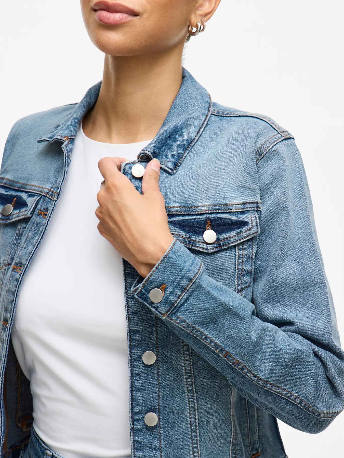 detalle boton con modelo Cazadora denim clásica ajustada vila algodón nueva coleccion