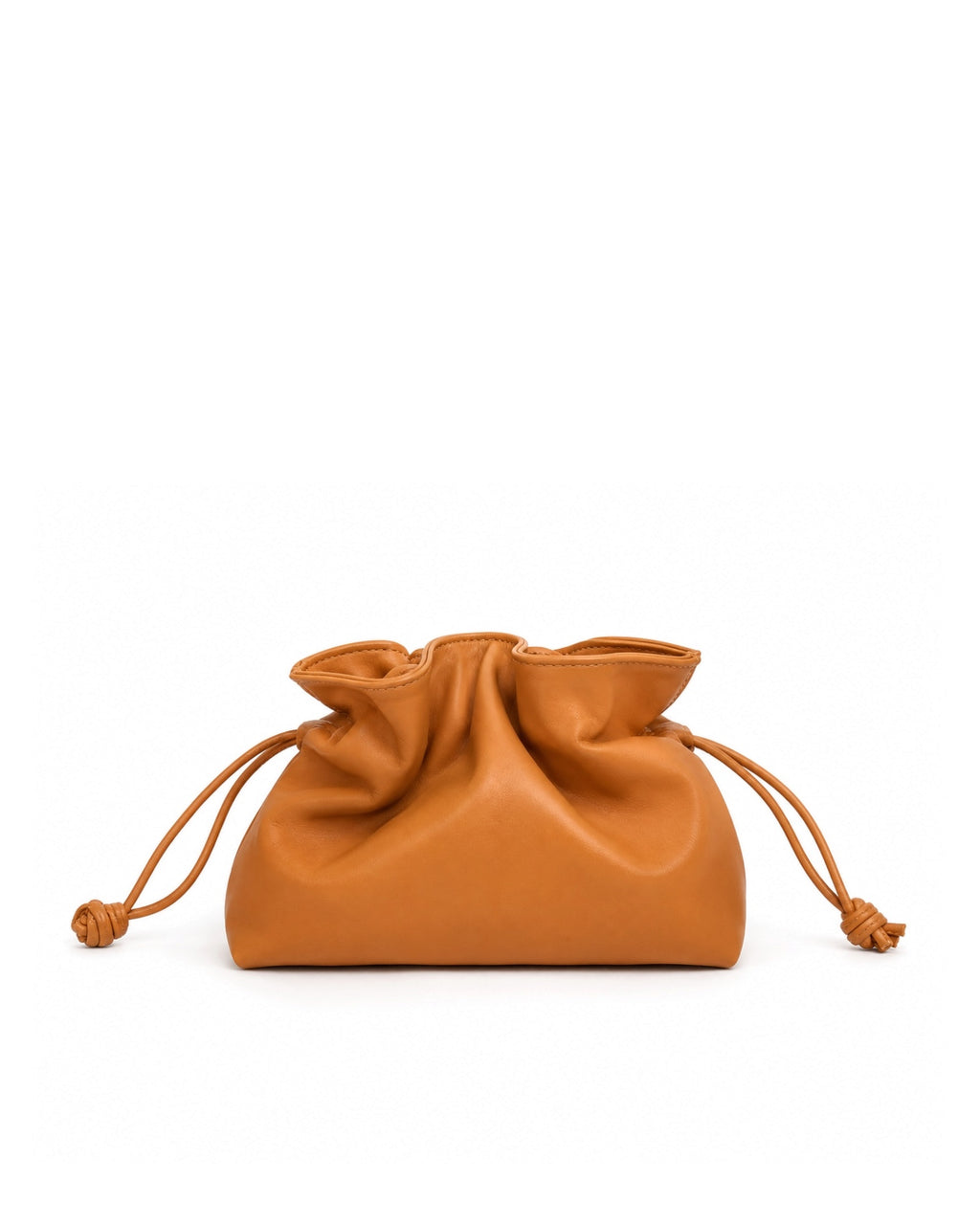 Bolso Aura de piel color camel con diseño tipo pouch y cordones laterales.