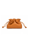 Bolso Aura de piel color camel con diseño tipo pouch y cordones laterales.