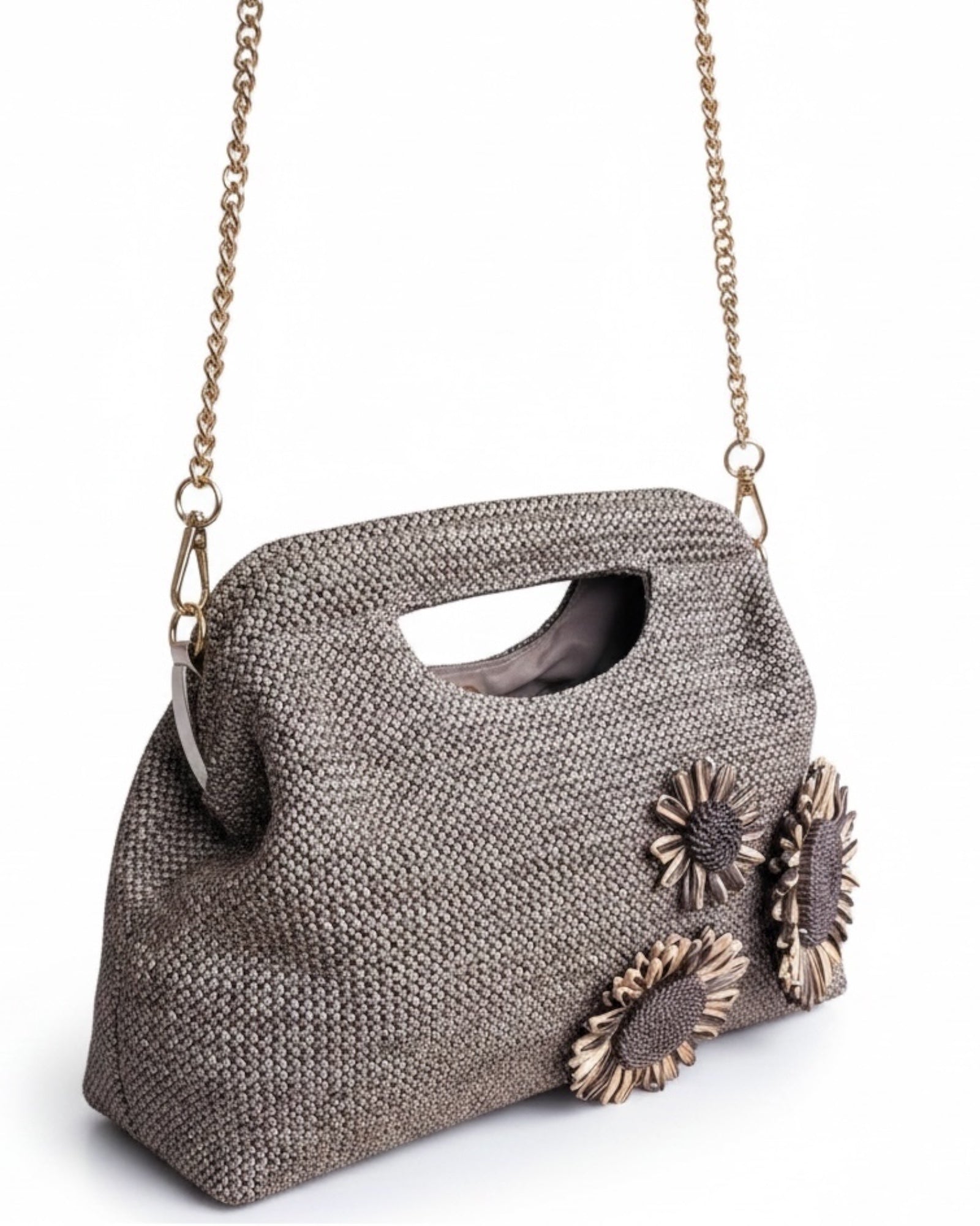 Bolso Camelia color natural con flores decorativas multicolor y bandolera de cadena.