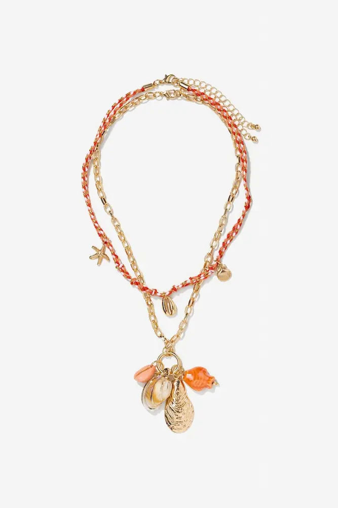 Collar Coralina de Vilanova con doble cadena, cordón coral y abalorios de inspiración marina.
