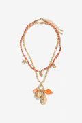 Collar Coralina de Vilanova con doble cadena, cordón coral y abalorios de inspiración marina.