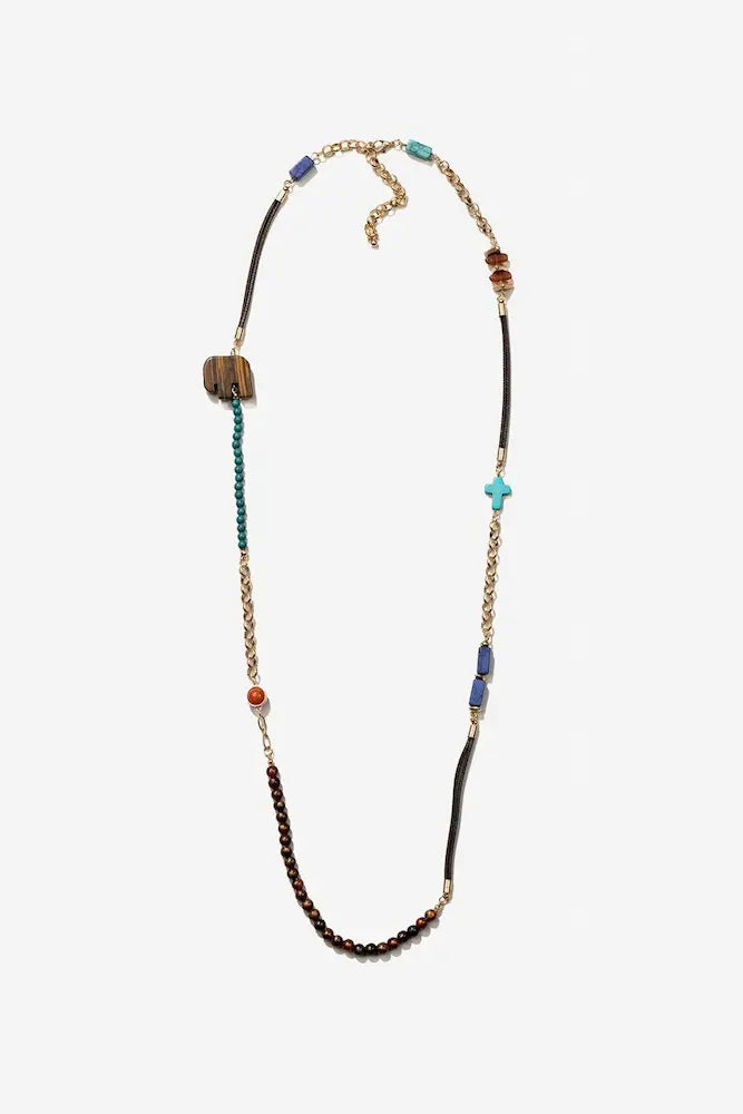 Collar Ébano de Vilanova de estilo boho con colgante de elefante y detalles en tonos tierra y azul turquesa.