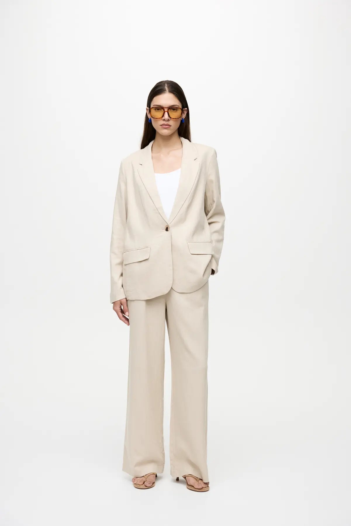 total look Sahara Vila Blazer y pantalon lino Vila piedras blancas cotton grey