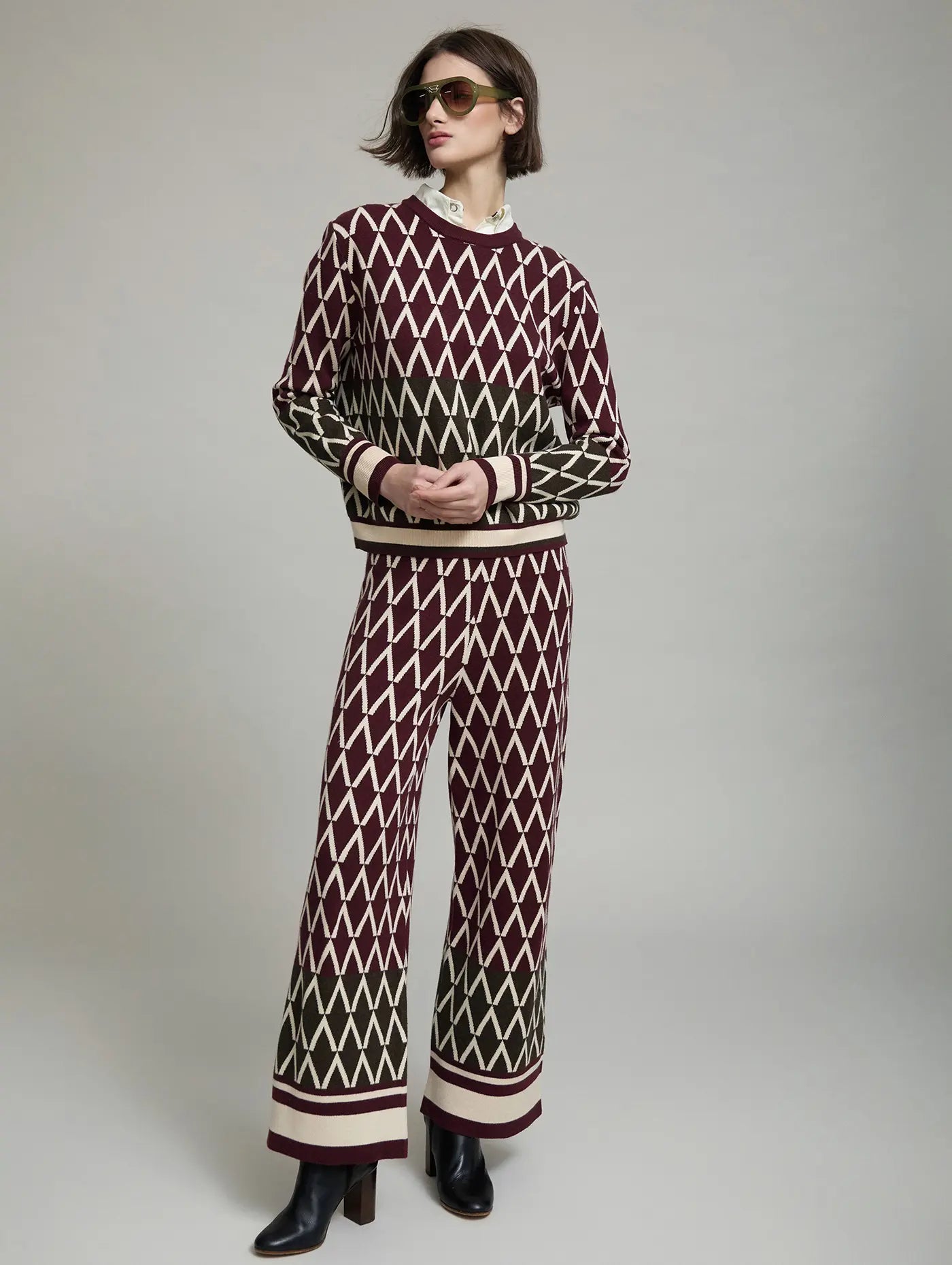 pantalón conjunto Mazzoni, pantalón SKATIE mujer, pantalón de punto mujer, pantalón geométrico mujer, pantalón estampado mujer, pantalón burdeos y verde oliva, pantalón ancho mujer, pantalón pernera amplia, conjunto jersey y pantalón mujer, conjunto de punto mujer, conjunto Mazzoni SKATIE, pantalón con jersey a juego