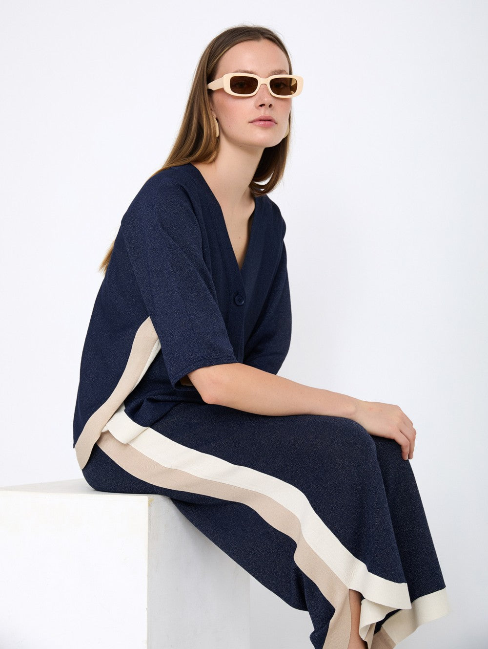 look completo skatie pantalon y chaqueta de punto en azul marino