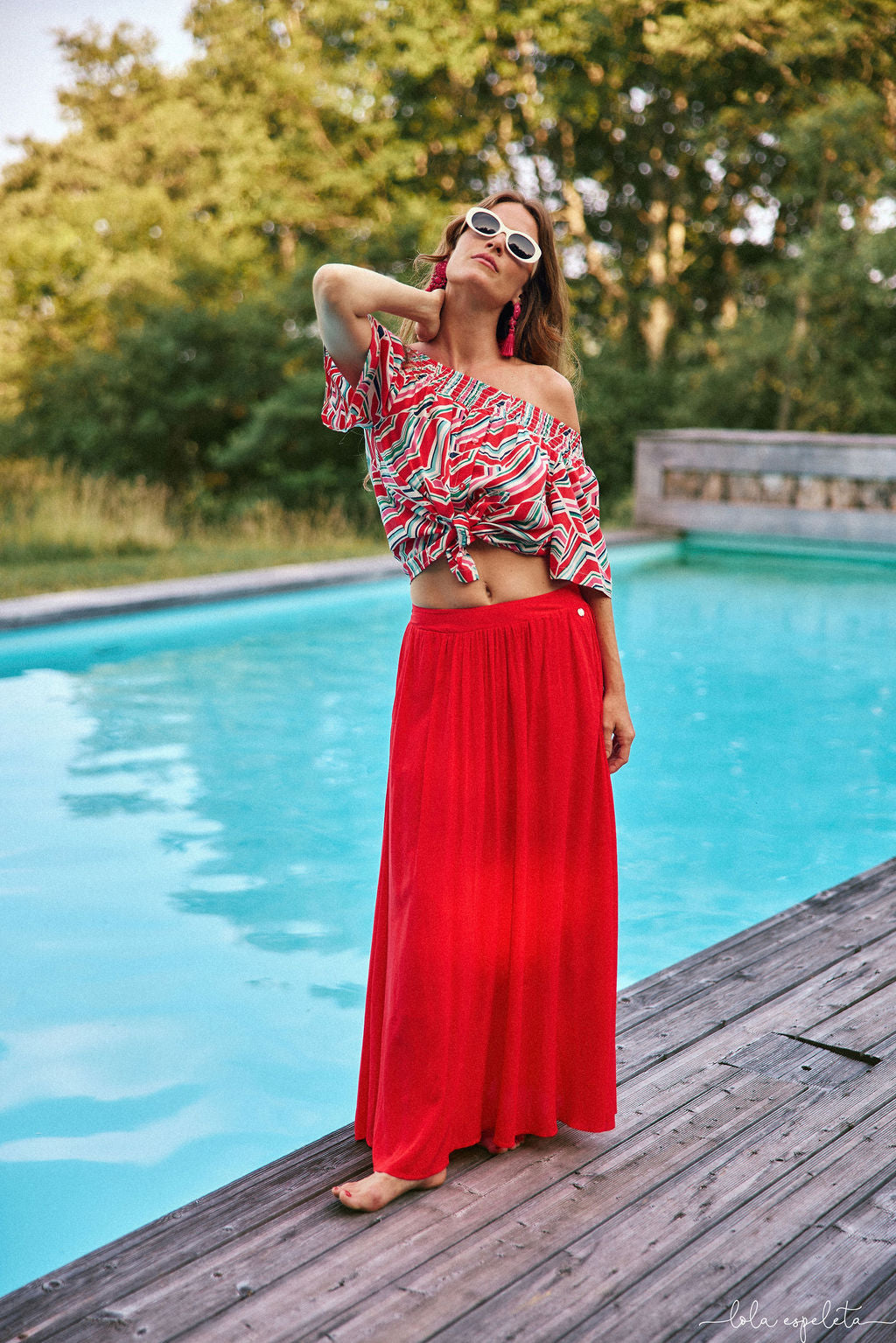 Falda larga roja Cherry de Lola Espeleta falda larga roja mujer, falda roja Lola Espeleta, falda fluida verano, falda roja elegante, falda larga color cereza, falda mujer verano, falda larga cómoda, falda Cherry