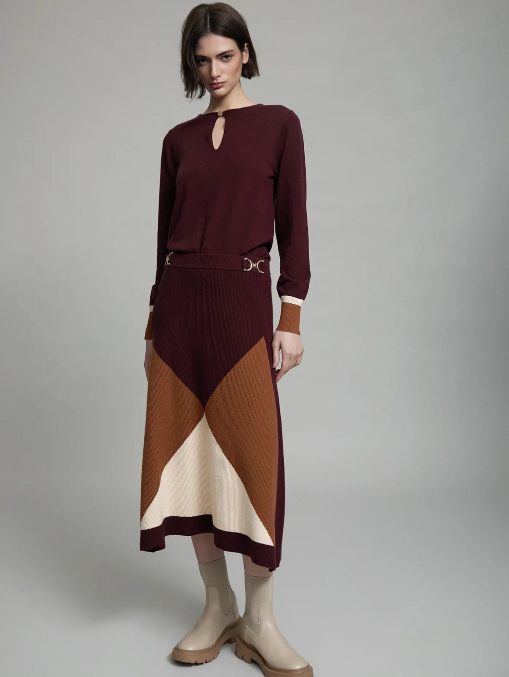 Conjunto Marsala SKATIE con jersey y falda de punto a juego