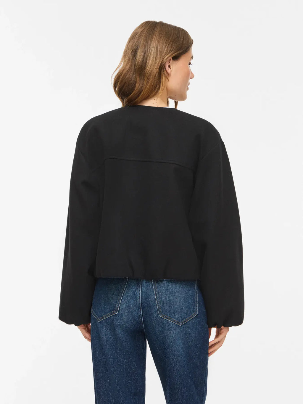 Vista trasera de la chaqueta Adele, volumen en bajo y corte canes