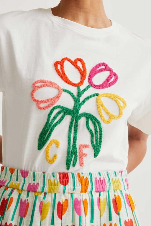 detalla bordado tulipanes multicolor en camiseta básica blanca cuello redondo y manga corta compañia fantastica