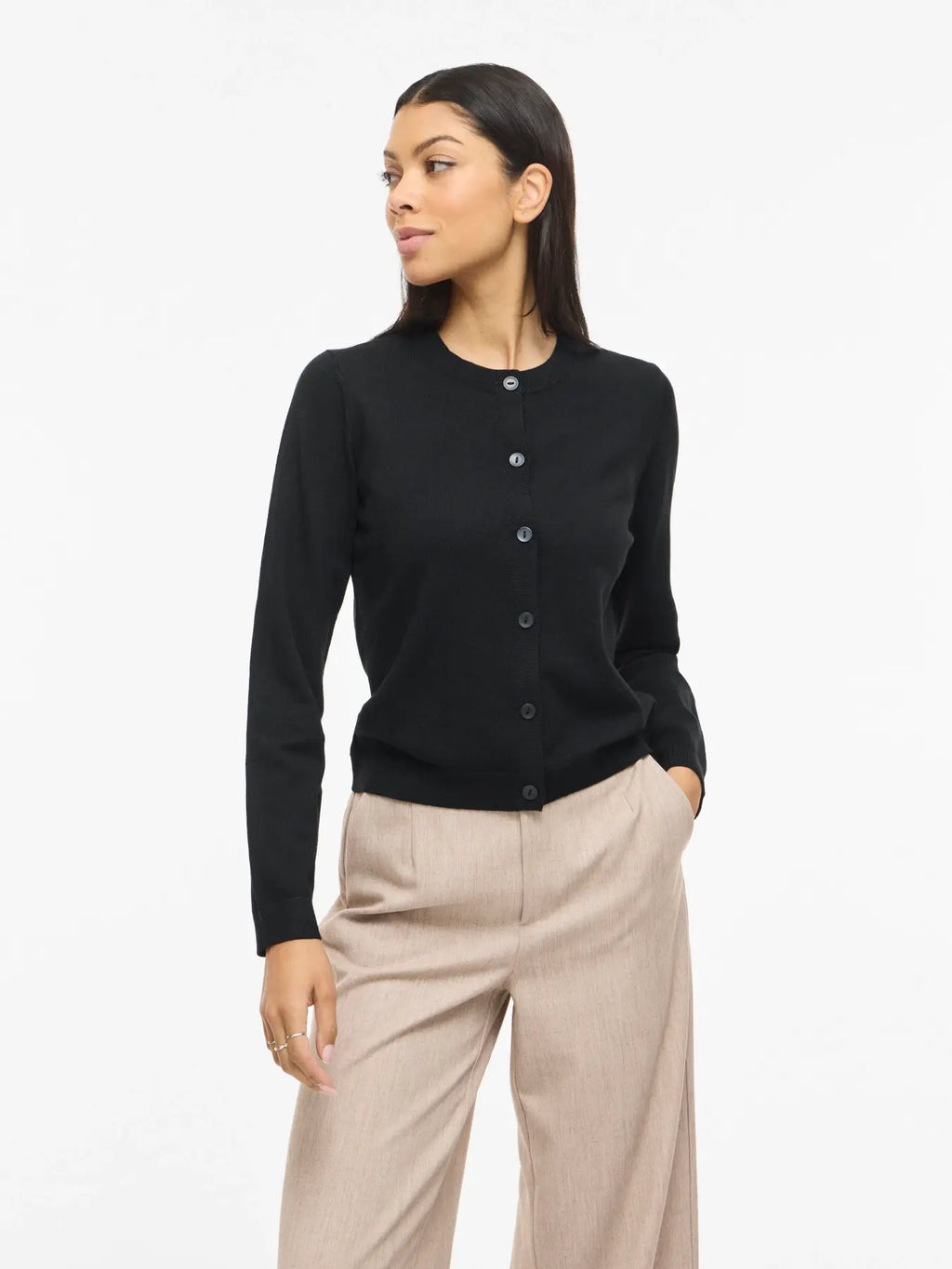 detalle look completo chaqueta de punto circular negra de vila