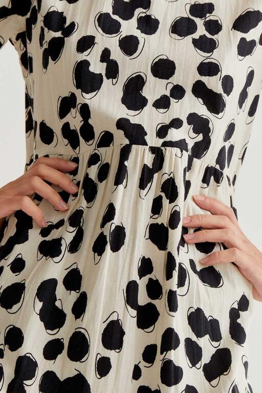Detalle de estampado dalmatian en vestido corto de Compañía Fantástica en Cotton Grey