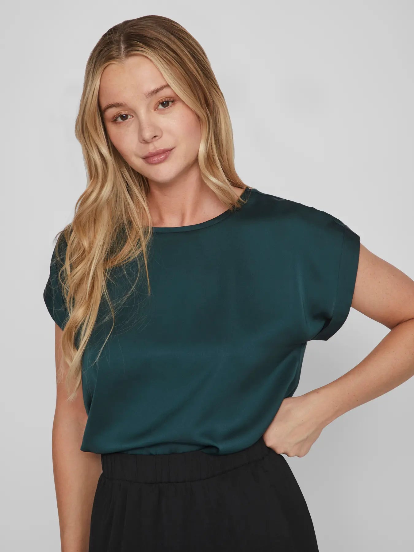 Camiseta Vila de mujer con acabado satinado en la parte delantera y tejido suave tipo camiseta en la espalda. Disponible en Cotton Grey Piedras Blancas Asturias. Estilo elegante y versátil.