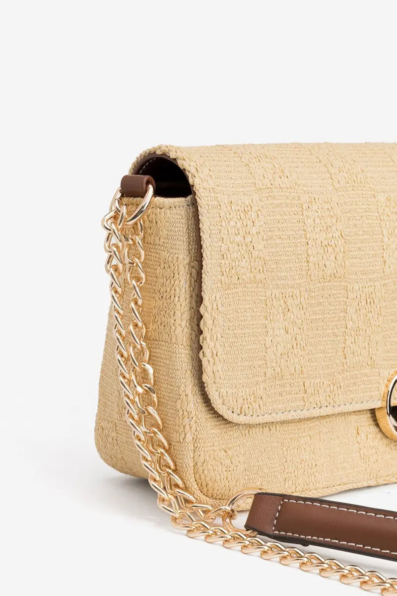 Bolso Arena Chain beige de Vilanova con cierre metálico frontal y detalles marrones.