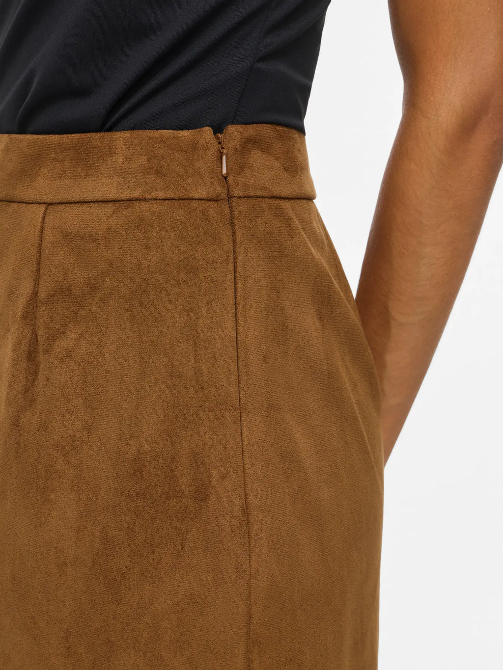 Detalle de cintura y cremallera invisible de falda midi efecto ante camel Vila